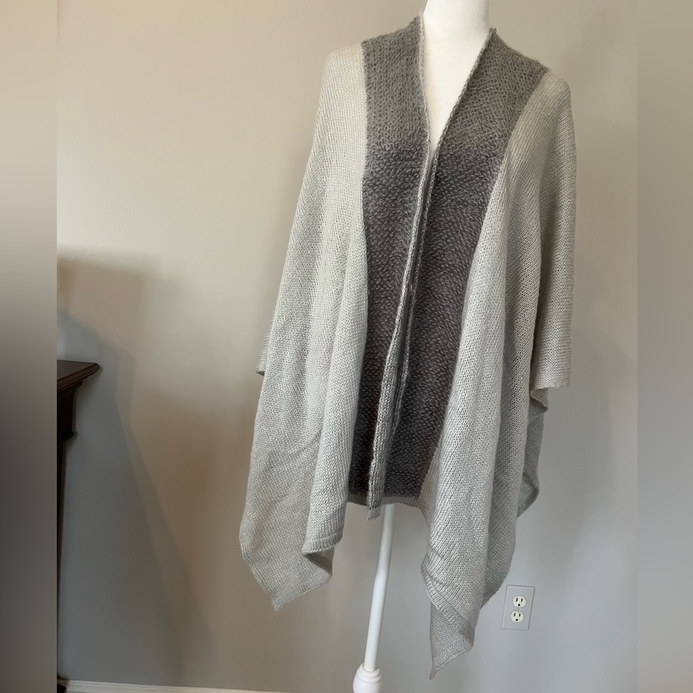 Two-tone gray shawl